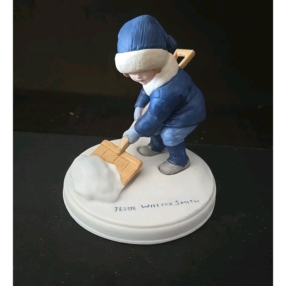 "A‎ WINTER SNOW" Jessie Willcox Smith Vintage Adorable AVON 1986 Child Figurine